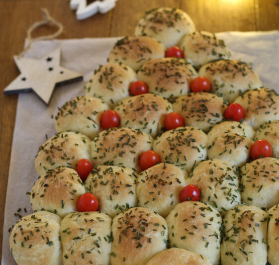 Albero natalizio di pane condito