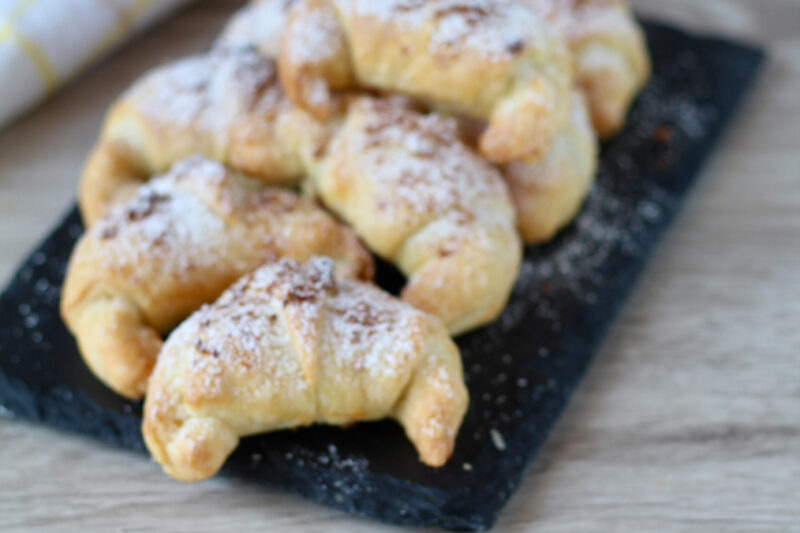 Cornetti di sfoglia con crema Lotus e biscotti