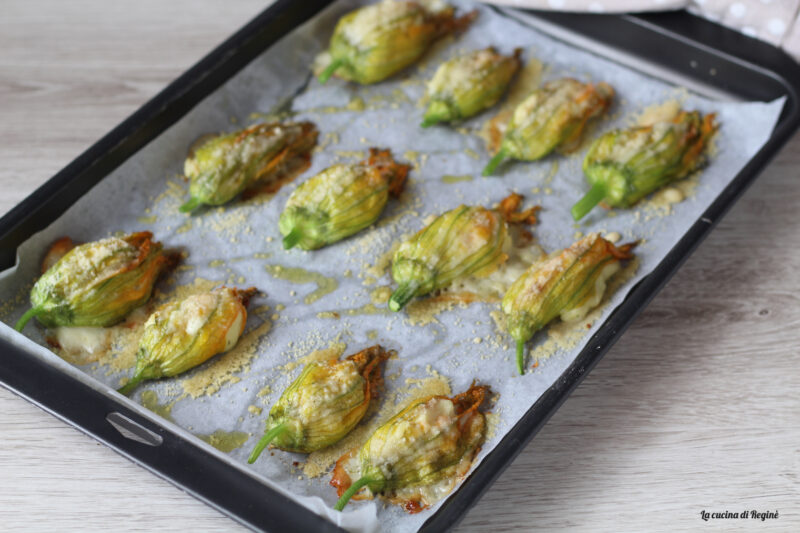 Fiori di zucca ripieni di patate e scamorza