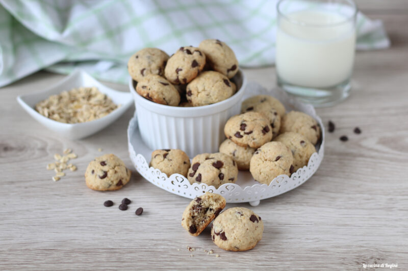Mini cookies con fiocchi d’avena e gocce di cioccolato