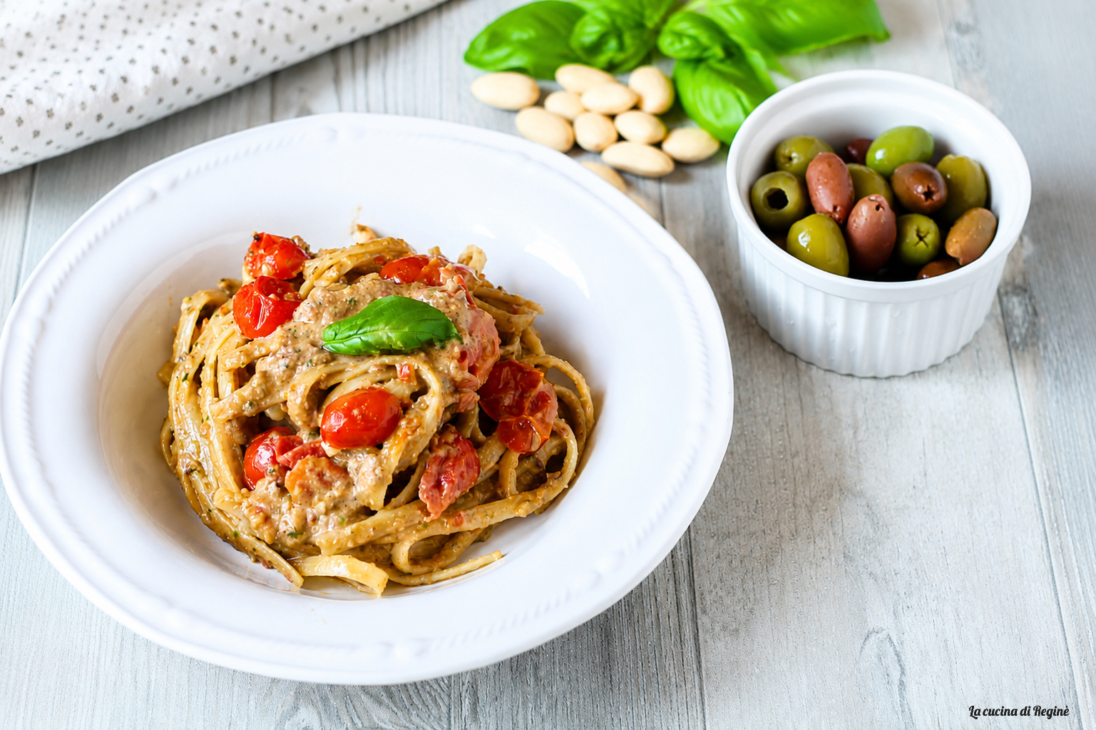 pasta pesto di olive e mandorle