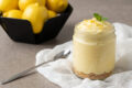 Crema fredda al limone in barattolo per una persona: il dessert veloce e fresco
