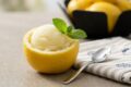 Sorbetto al limone nel suo guscio: la ricetta monoporzione rinfrescante