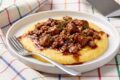 Mini Polenta Express con Ragù di Salsiccia per Una Persona: Ricetta Velocissima