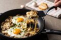 Uova al tegamino con funghi e scamorza per una persona