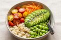 Bowl di Quinoa con Edamame e Avocado