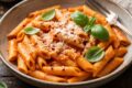 Pasta alla Vodka: Il Ritorno Straordinario del Comfort Food Anni '80