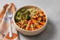 Quinoa bowl con verdure arrosto e dressing al limone: la ricetta sana e colorata per il tuo meal prep