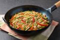 Wok Estivo di Verdure Croccanti, Edamame e Riso Basmati: Il Tuo Pranzo Fit in 10 Minuti