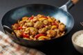 Pollo Croccante al Wok con Anacardi, Peperoni e Scorza di Lime