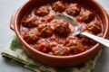 Polpette di pane al sugo: il segreto per riciclare il pane avanzato e renderlo irresistibile