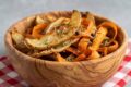 Chips di bucce di patate e carote: lo snack croccante che salva l'aperitivo e l'ambiente