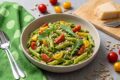 Pasta fredda con pesto di rucola e pomodorini: il segreto per un colore verde brillante