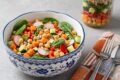Salad jar con ceci e verdure croccanti: il segreto per un pranzo fuori casa sempre fresco