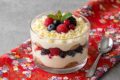 Tiramisù express ai frutti di bosco e cioccolato bianco: il dessert cremoso pronto in 20 minuti