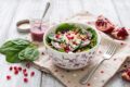 Insalata con dressing alla melagrana: la ricetta fresca e veloce pronta in 10 minuti