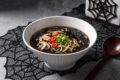 Black ramen per Halloween: la ricetta plant-based scenografica e veloce