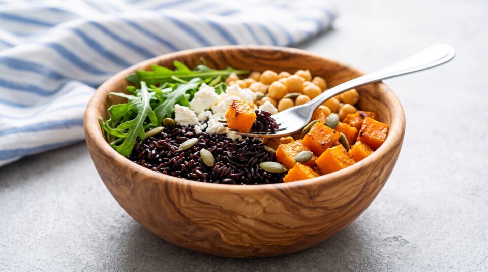 Budda bowl alla zucca con riso venere e feta