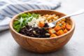 Buddha bowl con riso venere, zucca e feta: la ricetta sana e colorata