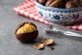 Castagne al microonde: la ricetta velocissima per caldarroste facili da sbucciare