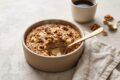 Porridge al forno con mele: la ricetta calda, profumata e facilissima