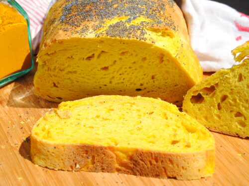 Pane alla curcuma e semi di papavero a lievitazione naturale