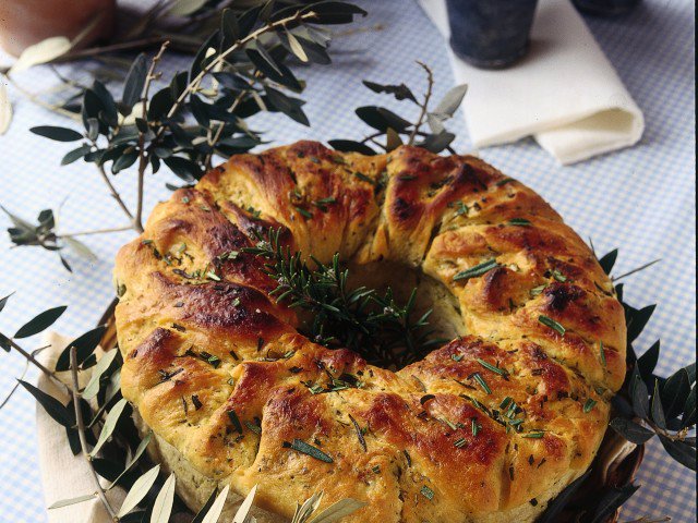 pane augurale con rosmarino e olive