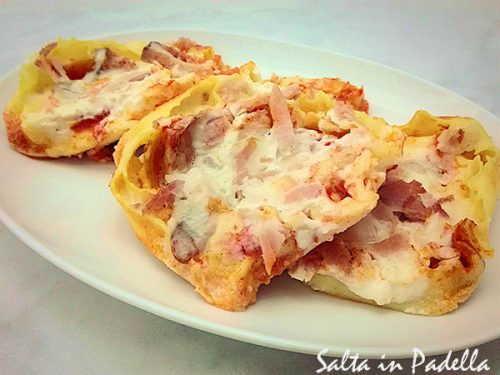 Cartellate di pasta al forno con funghi mozzarella e prosciutto