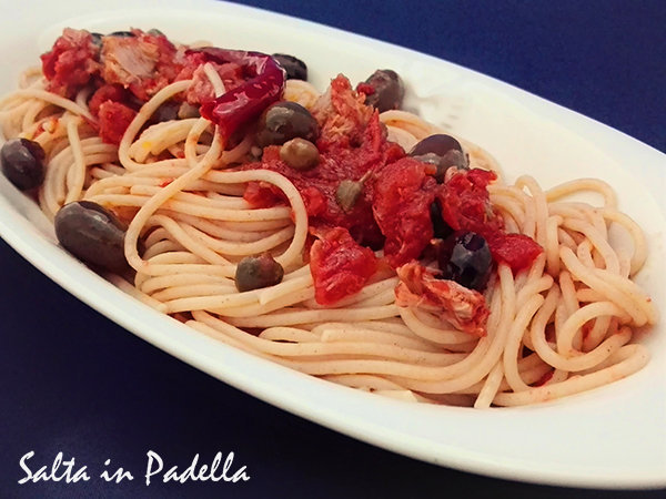 Spaghetti di farro con pomodoro olive capperi e tonno