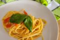 Spaghetti quadrati con pomodorini e basilico fresco