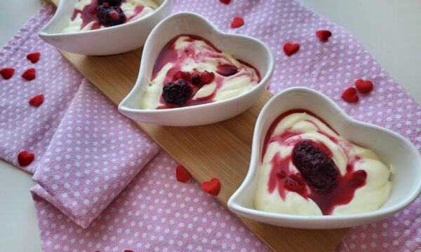 Dolce al cucchiaio con frutti di bosco- per San Valentino