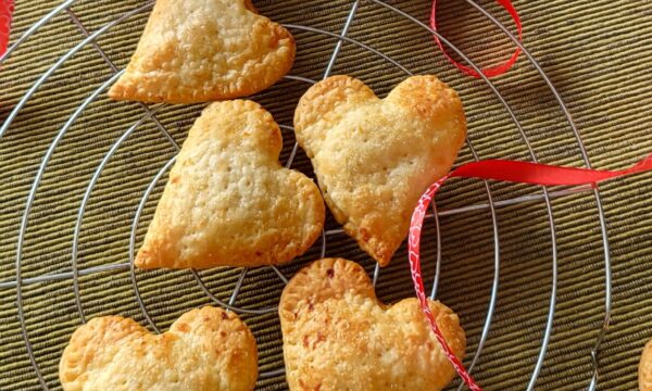 Cuori di pasta sfoglia alle mele- dolci di San Valentino