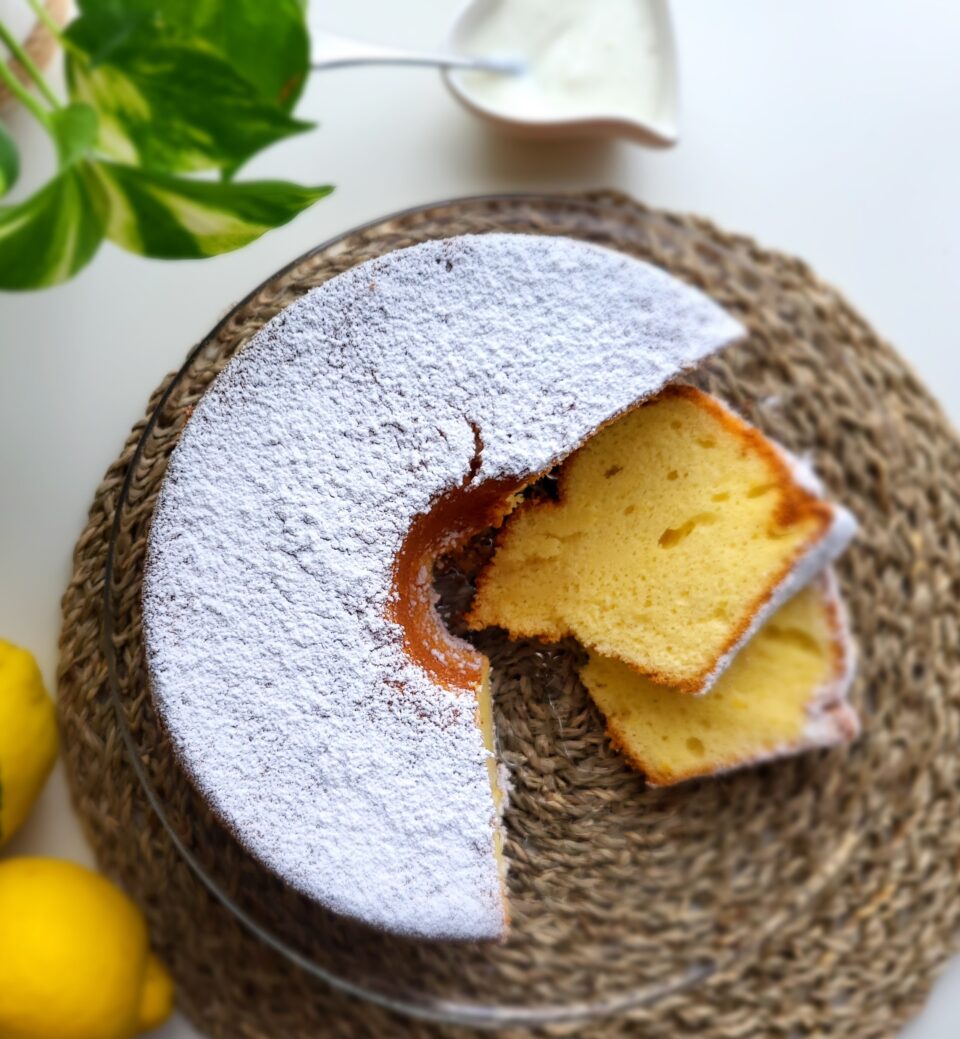 Chiffon Cake allo yogurt e limone soffice e profumata, torta alta e leggera fatta in casa