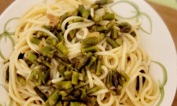 Spaghetti con asparagi aglio e peperoncino-mantecati
