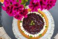 Crostata morbida con frutti di bosco- e crema frosting