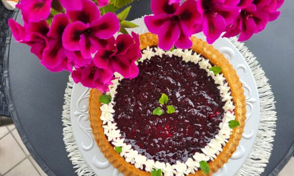 Crostata morbida con frutti di bosco- e crema frosting