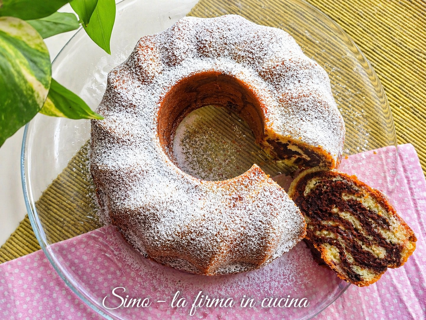 Ciambella marmorizzata allo yogurt con fetta tagliata servita sul piatto di vetro