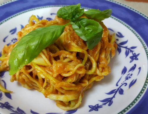 Spaghetti di zucchine al sugo di pomodoro a freddo