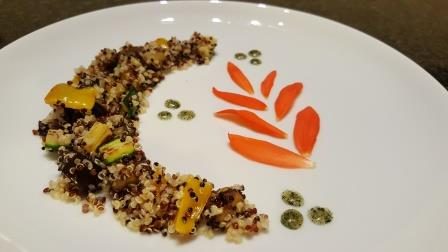 Quinoa tricolore con caponatina di melanzane, zucchine e peperoni condita con olio aromatizzato al basilico
