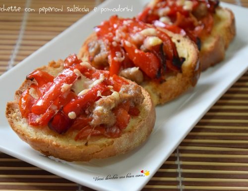 Bruschette con peperoni salsiccia e pomodorini