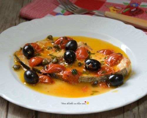 tranci di spada con olive e pomodorini
