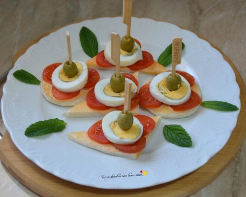 Tartine con pomodorini uova e olive