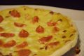 Pizza con crema di peperoni e pomodorini