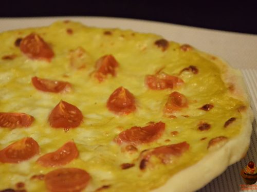 Pizza con crema di peperoni e pomodorini