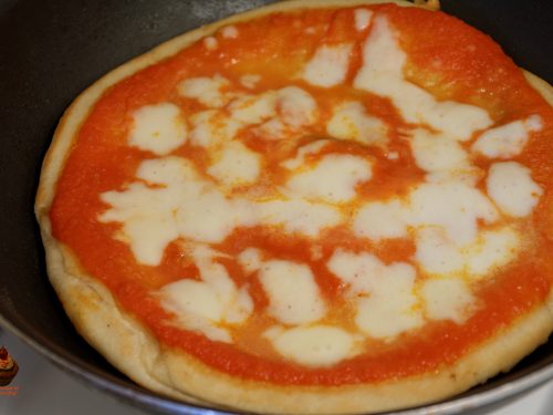 Pizza in padella, ricetta veloce