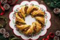 Ghirlanda di pasta sfoglia al pesto: l’antipasto scenografico per Natale