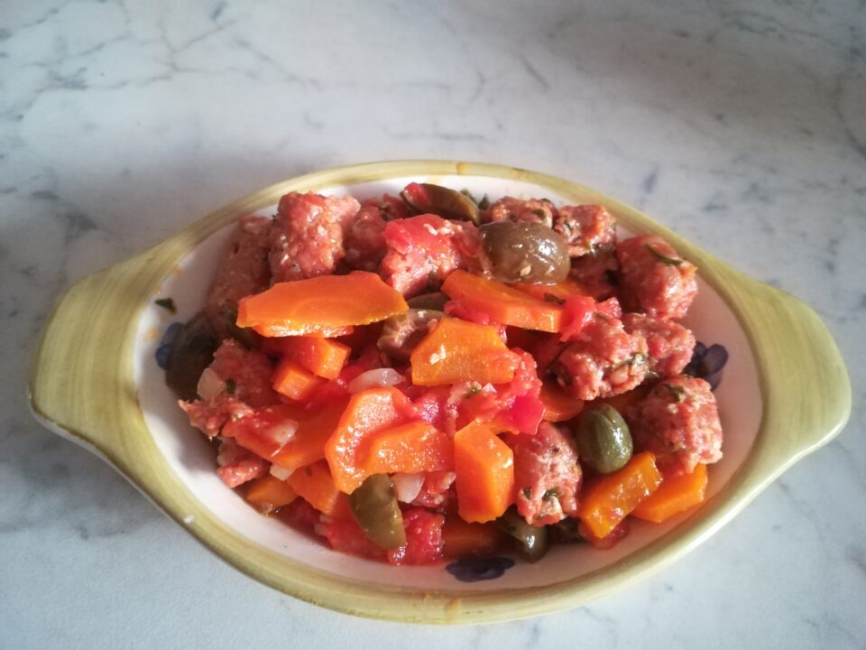 Salsiccia con carote e olive