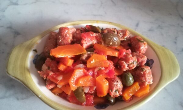 Salsiccia con carote e olive