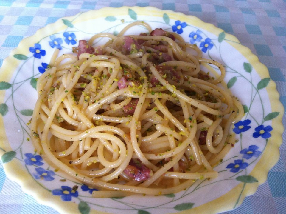Spaghetti con pistacchi e pancetta