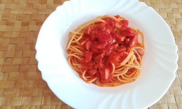 Spaghetti con würstel e pomodoro